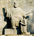 Матенадаран. Памятник создателю армянского алфавита Месропу Маштоцу